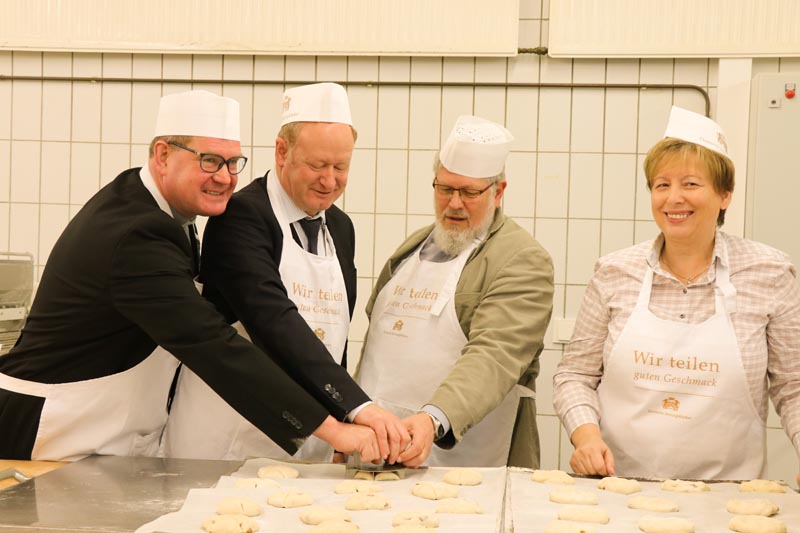 Kirche und Politik backen beim Lohner Landbäcker für Gerechtigkeit